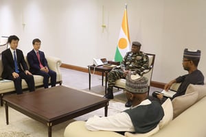 Abdourahamane Tiani, en avril 2024 à Niamey, et une délégation de la CNPC conduite par l’ambassadeur de Chine au Niger, M. Jiang Feng. © ANP Niger
