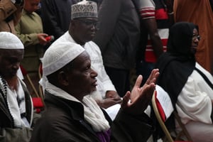 Des fidèles prient lors de la cérémonie organisée en hommage à Aboubakar Cissé, le 5 mai 2025 à la Grande Mosquée de Paris. © Photo by Umit Donmez / ANADOLU / Anadolu via AFP