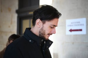 Le chanteur marocain Saad Lamjarred arrive pour l’ouverture de son procès, à la cour d’assises de Paris, le 21 février 2023. © Bertrand GUAY / AFP