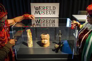 Des bronzes du Bénin pillés par l’Angleterre en 1897 sont exposés au Wereldmuseum de Leyde, lors de la remise officielle de 113 objets au Nigeria. © ANP MAG / ANP via AFP