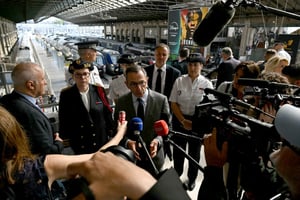 Bruno Retailleau, le ministre français de l’Intérieur, devant la presse à la gare du Nord, à Paris, lors de l’opération de contrôle d’identité qu’il a initiée, le 19 juin 2025. © Martin LELIEVRE / POOL / AFP