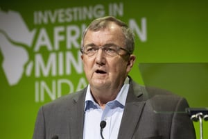 Mark Bristow, PDG de Barrick Gold, s’exprime au salon Mining Indaba au Cap, le 9 mai 2022.