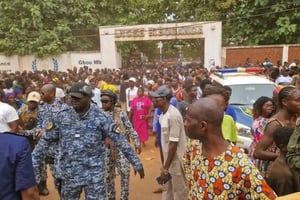 Rassemblée devant le lycée Barthélémy Boganda à Bangui, une foule se masse en signe de deuil, au lendemain de la mort d’au moins 29 élèves dans une bousculade provoquée par l’explosion d’un transformateur électrique, le 25 juin 2025. © DR