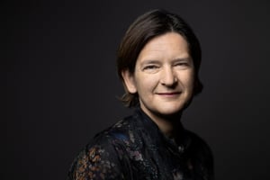 Esther Duflo, économiste et prix Nobel 2019, appelle à recentrer l’aide sur l’essentiel et redonner aux États du Sud les moyens d’engager des politiques publiques innovantes et efficaces. © JOEL SAGET / AFP