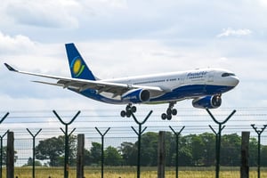 Un avion de la compagnie RwandAir atterrit à l’aéroport de Bruxelles, le 28 mai 2024.