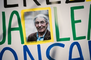 Une pancarte avec le visage de Boualem Sansal lors d'un rassemblement de soutien à l'écrivain franco-algérien Boualem Sansal, détenu à Paris, le 25 mars 2025.