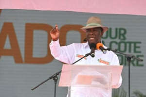 Le président ivoirien Alassane Ouattara s'exprime au stade Félix Houphouët-Boigny d'Abidjan le 22 août 2020, lors de sa cérémonie d'investiture comme candidat à la présidence. Le président ivoirien Alassane Ouattara a été officiellement désigné par son parti au pouvoir le 22 août pour briguer un troisième mandat lors de l'élection présidentielle d'octobre, malgré les vives protestations de l'opposition qui dénonce une procédure anticonstitutionnelle.