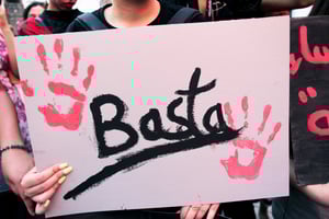 Des militantes féministes tunisiennes devant le siège de l’Union générale des travailleurs tunisiens (UGTT), à Tunis, le 13 août 2024.