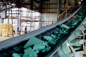 Un tapis roulant transporte des blocs de cobalt brut après une première transformation dans une usine de Lubumbashi, le 16 février 2018, avant leur exportation, principalement vers la Chine, pour y être raffinés. – Faut-il promulguer ou non ? Le président congolais Joseph Kabila joue avec les nerfs des marchés et des groupes de pression en entretenant le suspense autour de la réforme du code minier qui prévoit de quintupler la taxe sur le cobalt. La République démocratique du Congo est le premier producteur de cobalt au monde, couvrant 67 % de la demande mondiale croissante.