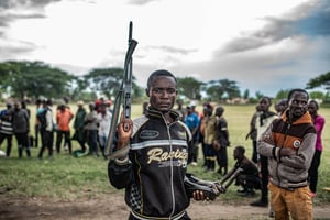 Un militant du Wazalendo remet une arme aux membres du groupe rebelle M23, le 15 décembre 2025, à Uvira, en République démocratique du Congo.