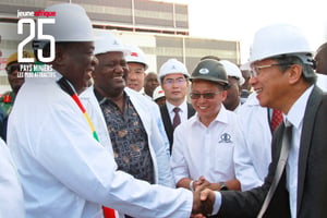 Le président du Zimbabwe, Emmerson Mnangagwa, avec des employés de Sinomine à la mine de lithium de Bikita en novembre 2023.