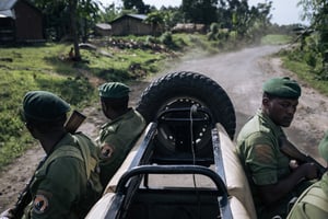 Des rangers du parc national des Virunga, à Rwanguba, près de la frontière ougandaise, le 1er avril 2022. © ALEXIS HUGUET / AFP