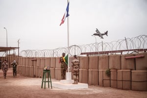 Lors de la cérémonie de rétrocession du camp français de l’opération Barkhane à l’armée Malienne, à Tombouctou, le 14 décembre 2021/ © Florent Vergnes pour JA.