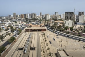 Le chantier de la gare du TER à Dakar, ici en octobre 2021, lors de la phase d’essais du train (qui a été mis en circulation en janvier 2022). © Sylvain CHERKAOUI pour JA