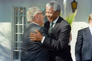 Nelson Mandela accueille Henry Kissinger, à Johannesburg, le 13 avril 1994. © Walter DHLADHLA/AFP