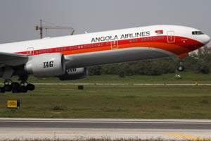 Un Boeing 777-300ER de la compagnie nationale angolaise TAAG, à l’aéroport de Lisbonne, le 24 avril 2018. © Rafael Marchante/REUTERS