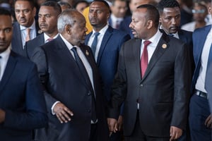 Le président djiboutien Ismaïl Omar Guelleh et le Premier ministre éthiopien Abiy Ahmed au siège de l’Union africaine, à Addis-Abeba, le 17 février dernier.  © Amanuel Sileshi / AFP