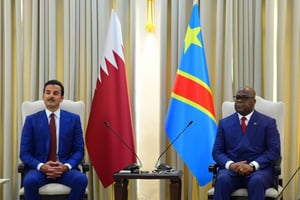 L’émir du Qatar, Cheikh Tamim ben Hamad Al-Thani (à g.), et le président de la RDC, Félix Tshisekedi, à Kinshasa, le 21 novembre 2025.
