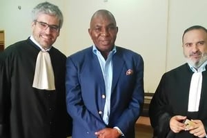 L’homme d’affaires Achile Zogo Andela, entouré de deux de ses avocats, en 2018. © OIDH