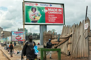 Panneau publicitaire pour les supermarchés Carrefour à Yaoundé le 6 juillet 2023. © Sylvain Cherkaoui pour JA