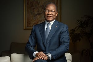 Bruno Koné, le ministre ivoirien de la Construction, du Logement et de l’Urbanisme, à son domicile, à Abidjan, en septembre 2022. © Issam Zejly pour JA.
