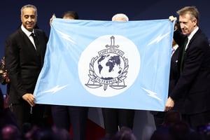Dan Jarvis (à droite), ministre d’État à la Sécurité britannique, remet le drapeau d’Interpol à Abdellatif Hammouchi, directeur général de la DGSN DGST © Jeff J Mitchell / Getty Images via AFP