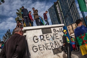 Appel à une grève générale du 8 au 11 décembre 2023, sur les murs de la ville de Béjaïa, en Algérie. © Samir Maouche/Hans Lucas via AFP