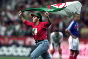 L’influenceuse franco-algérienne et ancienne footballeuse Sofia Benlemmane sur la pelouse du Stade de France lors d’un match amical France-Algérie, le 6 octobre 2001. © Olivier Morin / AFP