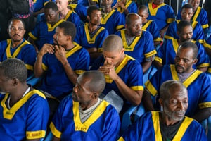 Christian Malanga (au 2e rang au centre) parmi ses co-accusés, lors de la première audience du procès de la « tentative de coup d’État » du 19 mai, à la prison militaire de Ndolo, à Kinshasa, le 7 juin 2024.