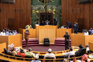 Amadou Mame Diop (au centre), le président de l’Assemblée nationale du Sénégal, ouvrant la session consacrée à l’examen du projet de loi d’amnistie politique, à Dakar, le 6 mars 2024. © Photo by John Wessels / AFP