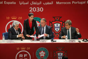 À Rabat, le 28 octobre 2023, (de g. à d.) les dirigeants des fédérations de football d’Espagne, Pedro Rocha, du Maroc, Fouzi Lekjaâ, et du Portugal, Fernando Gomes, signent la lettre d’intention, étape clé du processus de candidature à l’organisation de la Coupe du monde 2030. © AFP