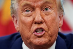 Le président américain, Donald Trump, dans le Bureau ovale de la Maison-Blanche, à Washington DC, le 10 juin 2025. © Nathan Howard/REUTERS