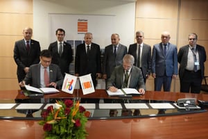 Lors de la signature de l’accord de partenariat entre TotalEnergies et Sonatrach. © DR ; Twitter Moufdi Zakaria Chikh.