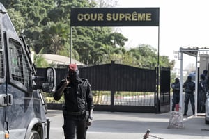 Le jeudi 4 janvier 2024, la Cour suprême a confirmé le jugement rendu en appel dans le dossier d’Ousmane Sonko pour diffamation. Senegalese police officers patrol near the Supreme Court in Dakar, on December 22, 2023 
© Seyllou / AFP