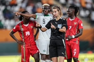 L’arbitre marocaine Bouchra Karboubi, première femme à arbitrer un match de CAN, lors du match opposant le Nigeria à la Guinée-Bissau, le 22 janvier 2024, au stade Félix-Houphouët-Boigny d’Abidjan. © FRANCK FIFE / AFP