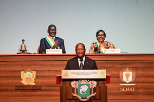 Le président ivoirien, Alassane Ouattara, lors de son discours à la nation, le 18 juin 2024. Derrière lui, le président de l’Assemblée nationale, Adama Bictogo (g.) et la présidente du Sénat, Kandia Camara (d.). © Sia KAMBOU/AFP