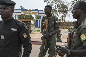 Des policiers nigérians à Niamey. © AFP.