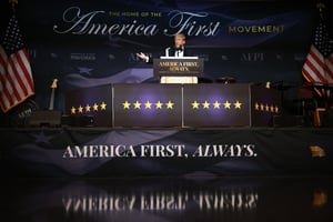 Discours du président américain, Donald Trump, à l’occasion du gala de l’America First Policy Institute à Mar-a-Lago, en Floride, le 14 novembre 2024. © JOE RAEDLE/Getty Images via AFP