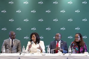 Abi Mustapha-Maduako (au micro) pendant la conférence de presse de l'AVCA le 27 avril 2026 à Nairobi.