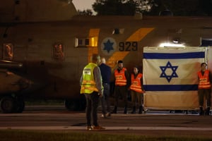 Un hélicoptère transportant des otages libérés par le Hamas arrive au centre médical Schneider pour enfants à Petah Tikva, le 26 novembre 2023. © GIL COHEN-MAGEN / AFP.