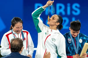 La boxeuse algérienne Imane Khelif célèbre sa médaille d’or, le 9 août 2024 au JO de Paris. © Aytac Unal / ANADOLU / Anadolu via AFP