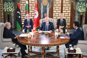 Le président tunisien Kais Saied (centre), entouré du président algérien Abdelmadjid Tebboune (gauche) et du président du Conseil présidentiel libyen basé à Tripoli, Mohamed al-Menfi (droite), lors du mini-sommet maghrébin du 22 avril 2024, à Tunis. © Présidence Tunisienne / AFP
