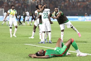 Au stade Amadou-Gon-Coulibaly de Korhogo, ce mardi 30 janvier 2024, les équipiers de Kamory Doumbia (26) célèbrent leur victoire 2-1 sur l’équipe Burkinabè. © Fadel Senna / AFP