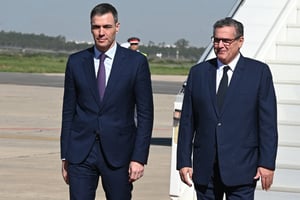 Le président du gouvernement espagnol Pedro Sánchez (gauche) à son arrivée à Rabat, aux côtés du Premier ministre marocain Aziz Akhannouch (droite), le 21 février 2024. © Borja Puig de la Bellacasa / La Moncloa / AFP