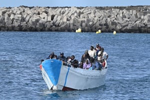Des migrants patientent dans une embarcation après une opération de sauvetage du navire espagnol « Salvamar Adhara », sur l’île canarienne d’El Hierro, le 4 février 2023. © STRINGER / AFP