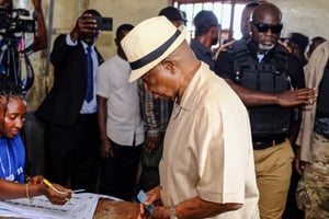 Joseph Boakai s’inscrit sur les listes électorales le 14 novembre 2023. © Photo by RAMI BALAGHI / AFP