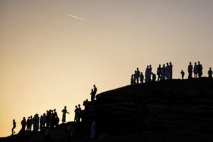 Les musulmans célèbrent la prière en plein air de l’Aïd al-Fitr, qui marque la fin du mois sacré du ramadan, le 21 avril 2023, à Abu Sir, en Égypte. © Ziad Ahmed/DPA/ABACA