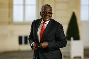 Aliko Dangote arrive à l’Élysée pour un dîner donné en l’honneur du président du Nigeria, le 28 novembre 2024. © Thomas Samson / AFP