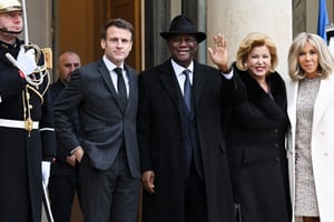 Les présidents Emmanuel Macron et Alassane Ouattara, et les Premières dames Dominique Ouattara et Brigitte Macron, le 25 janvier 2023 à l’Élysée. © BERTRAND GUAY/AFP