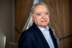 Ghassan Salamé à son domicile parisien, le 17 novembre 2023. © Damien Grenon pour JA